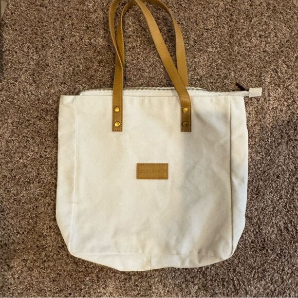 cozy earth Handbags - Cozy Earth White Zippered too Top Tote Bag  Casual Minimalist